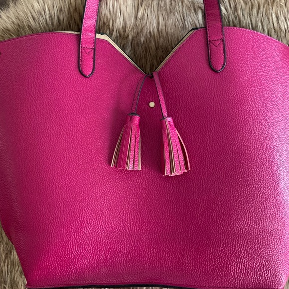 no brand Handbags - EUC fuchsia color bag.